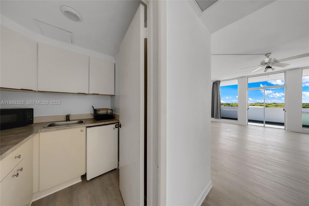 For Rent: $1,975 (0 beds, 1 baths, 450 Square Feet)