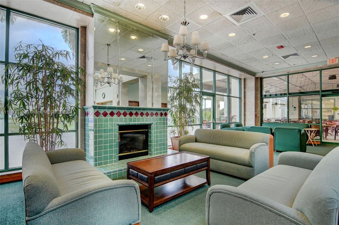 合同活跃: $1,600 (1 贝兹, 1 浴室, 798 平方英尺)