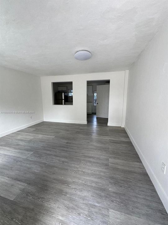 Под контрактом: $1,799 (2 спален, 1 ванн, 6866 Квадратных фут)