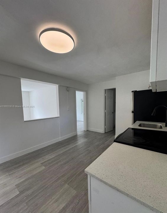 Под контрактом: $1,799 (2 спален, 1 ванн, 6866 Квадратных фут)