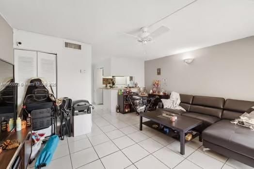 Active With Contract: $1,800 (1 beds, 1 baths, 544 Square Feet)