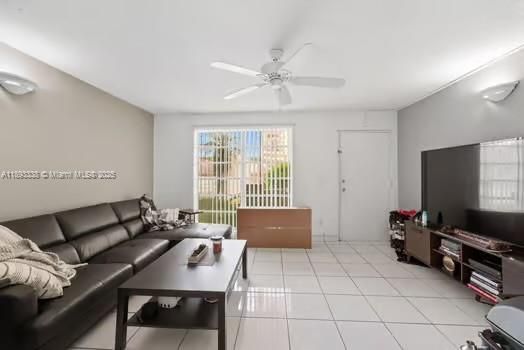 Active With Contract: $1,800 (1 beds, 1 baths, 544 Square Feet)