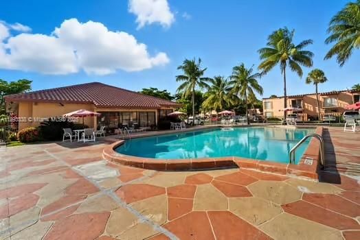 Active With Contract: $1,800 (1 beds, 1 baths, 544 Square Feet)