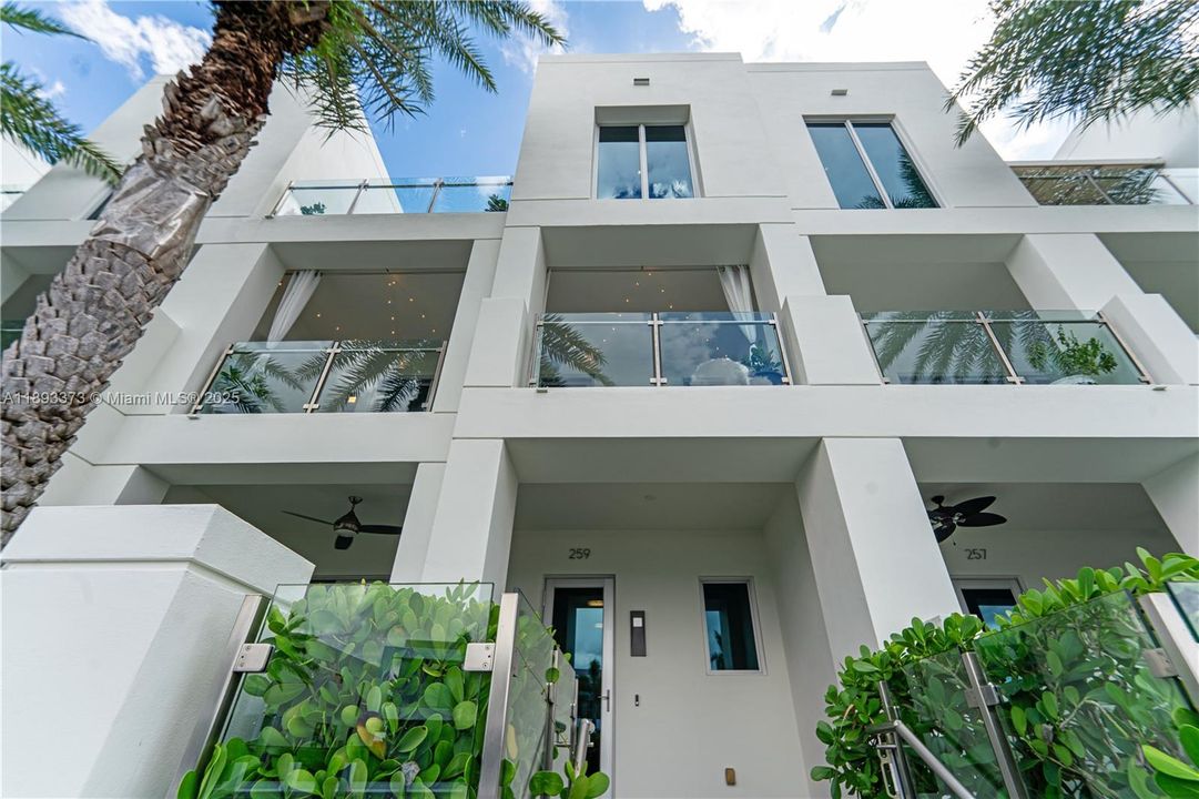 На продажу: $3,289,050 (4 спален, 4 ванн, 3024 Квадратных фут)