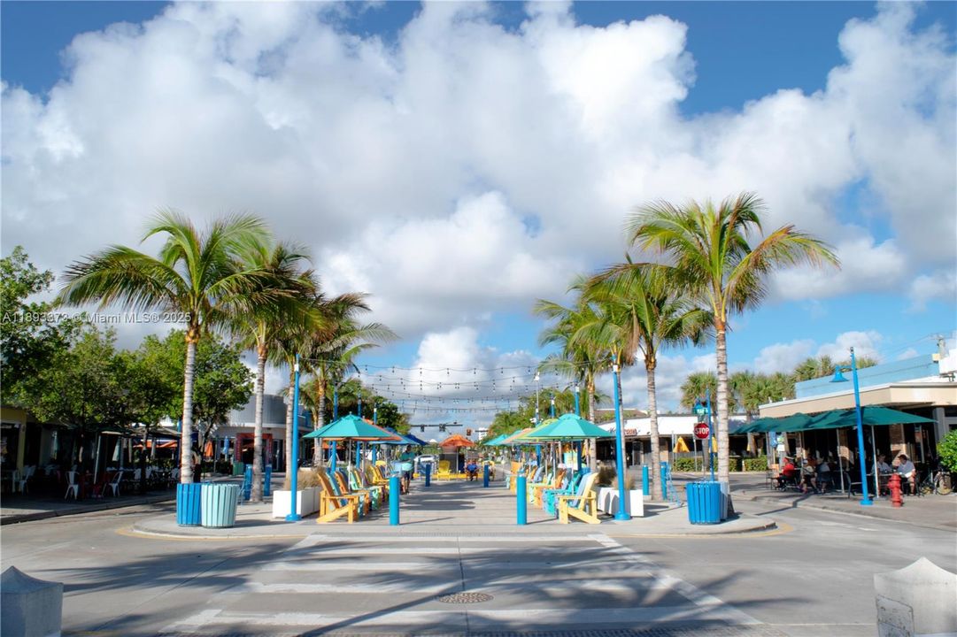 Walkable distance to shops, restaurants and the beach