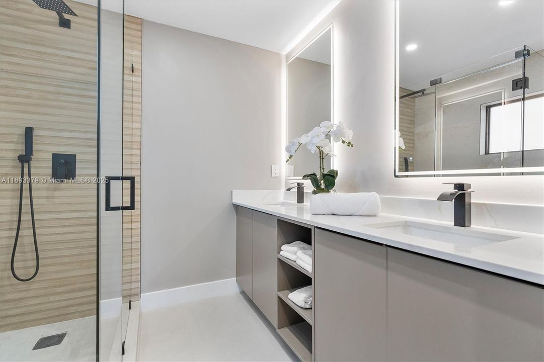 En Venta: $1,359,000 (4 camas, 2 baños, 1805 Pies cuadrados)