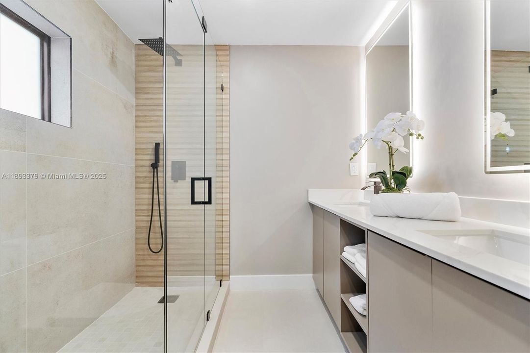 En Venta: $1,359,000 (4 camas, 2 baños, 1805 Pies cuadrados)