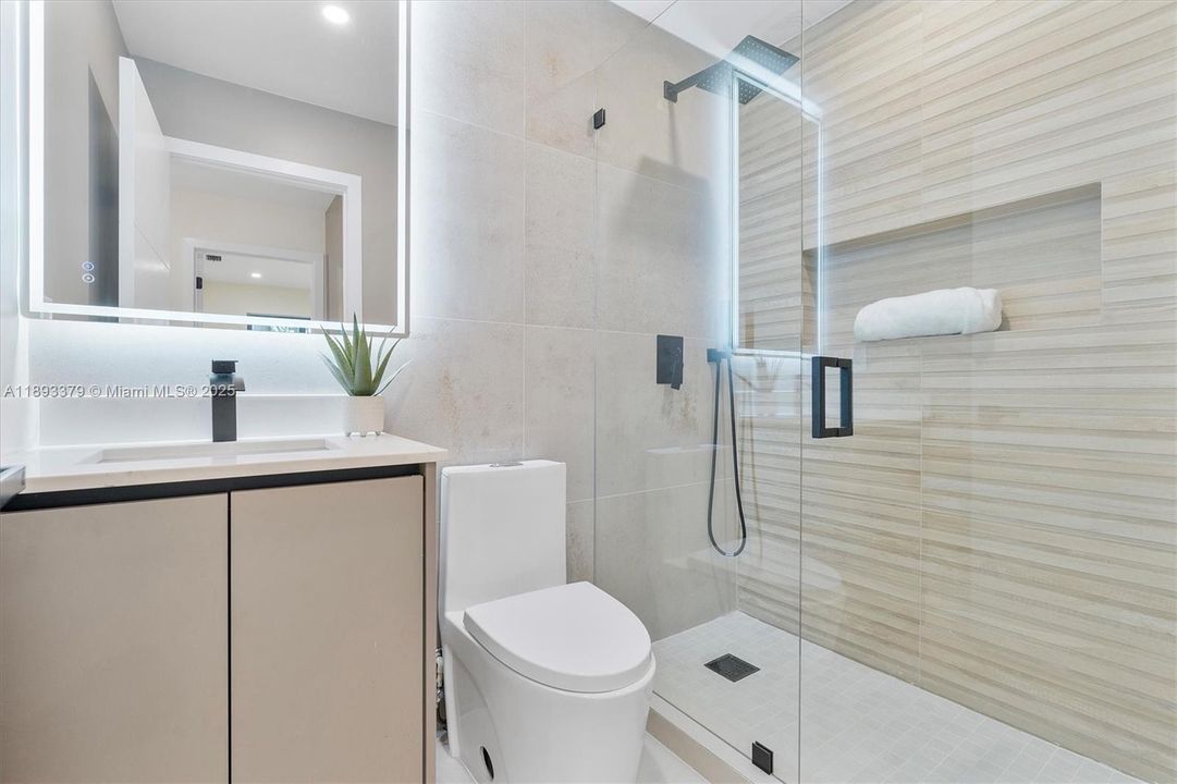 En Venta: $1,359,000 (4 camas, 2 baños, 1805 Pies cuadrados)