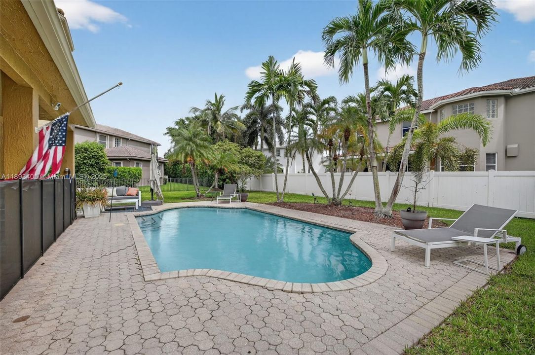 Activo con contrato: $850,000 (5 camas, 3 baños, 3296 Pies cuadrados)