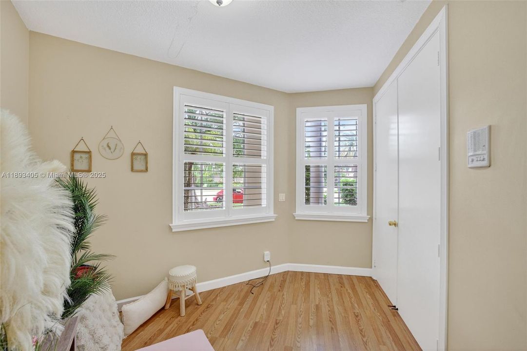 Activo con contrato: $850,000 (5 camas, 3 baños, 3296 Pies cuadrados)