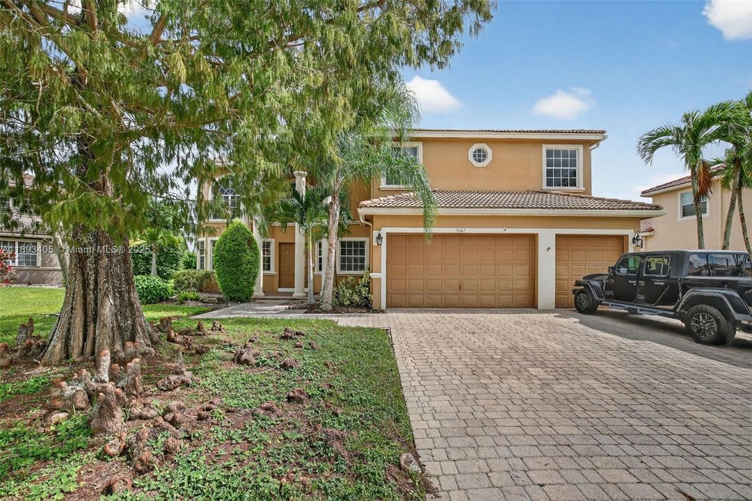 Activo con contrato: $850,000 (5 camas, 3 baños, 3296 Pies cuadrados)