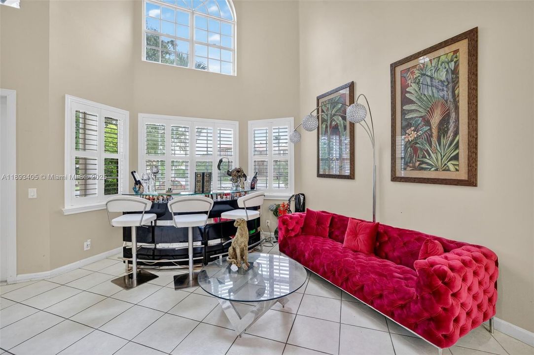 Activo con contrato: $850,000 (5 camas, 3 baños, 3296 Pies cuadrados)