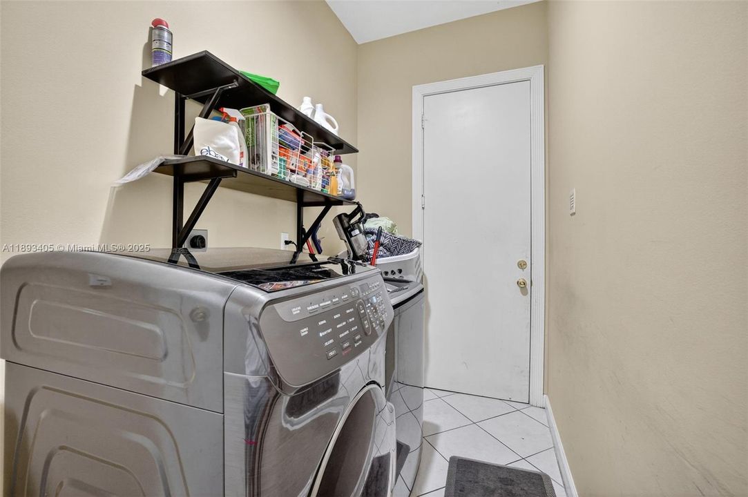 Activo con contrato: $850,000 (5 camas, 3 baños, 3296 Pies cuadrados)