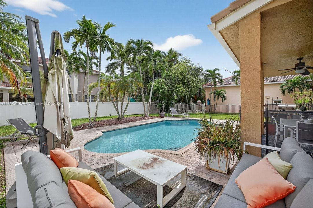 Activo con contrato: $850,000 (5 camas, 3 baños, 3296 Pies cuadrados)