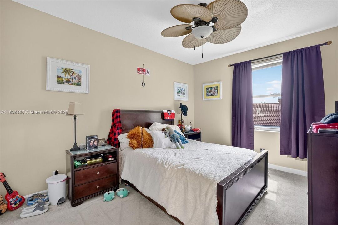 Activo con contrato: $850,000 (5 camas, 3 baños, 3296 Pies cuadrados)