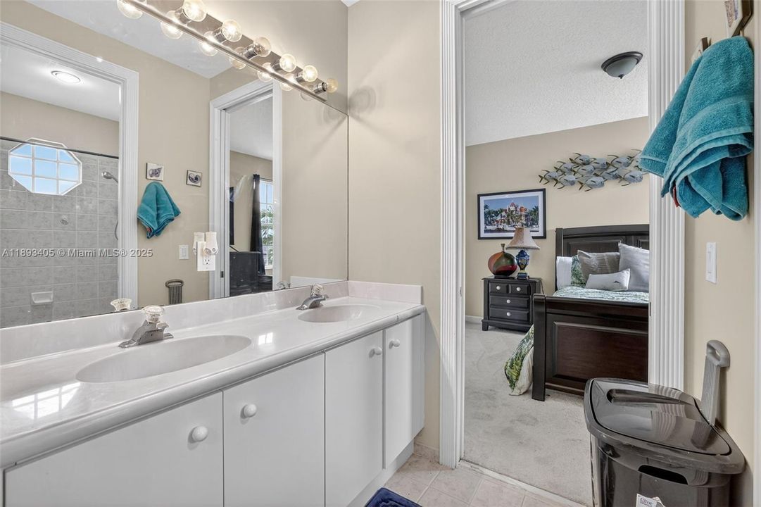 Activo con contrato: $850,000 (5 camas, 3 baños, 3296 Pies cuadrados)