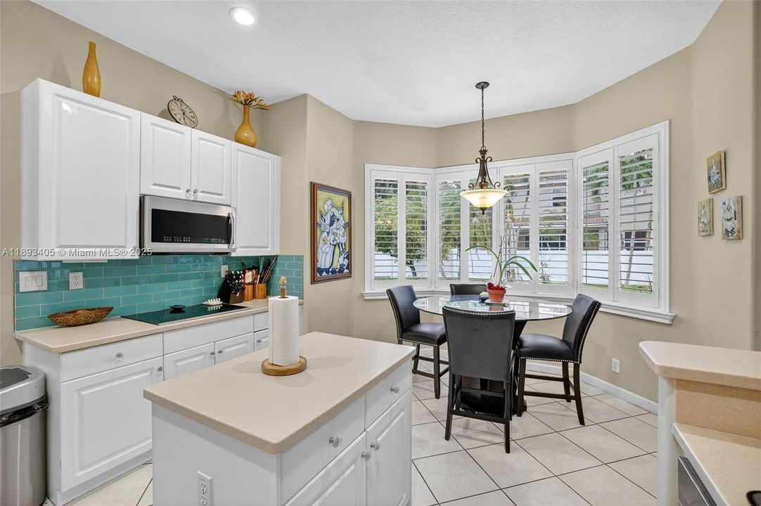 Activo con contrato: $850,000 (5 camas, 3 baños, 3296 Pies cuadrados)