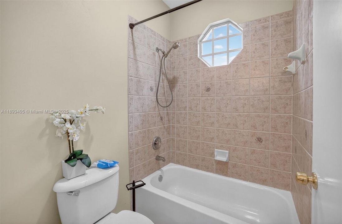 Activo con contrato: $850,000 (5 camas, 3 baños, 3296 Pies cuadrados)