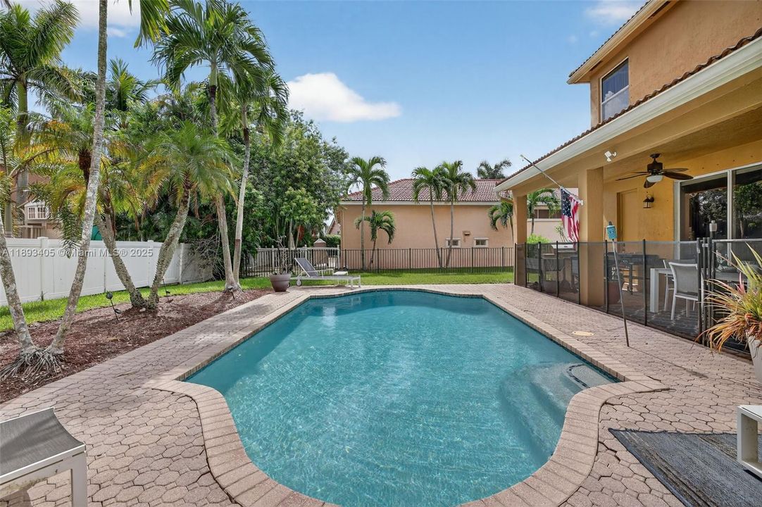 Activo con contrato: $850,000 (5 camas, 3 baños, 3296 Pies cuadrados)