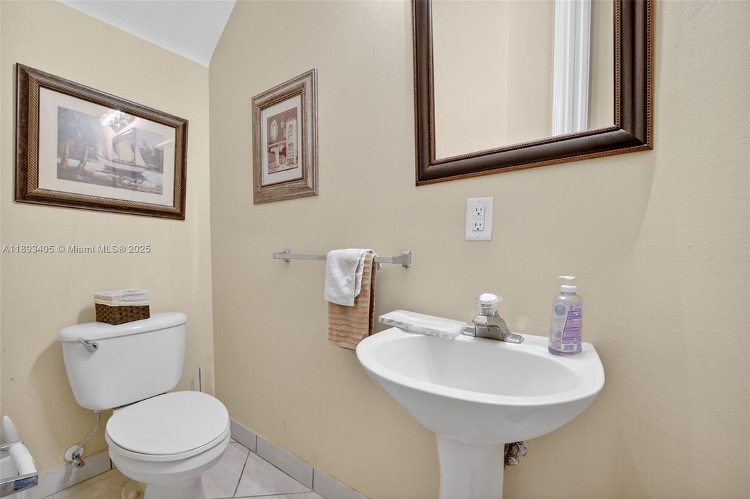 Activo con contrato: $850,000 (5 camas, 3 baños, 3296 Pies cuadrados)