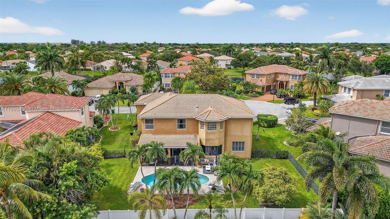 Activo con contrato: $850,000 (5 camas, 3 baños, 3296 Pies cuadrados)