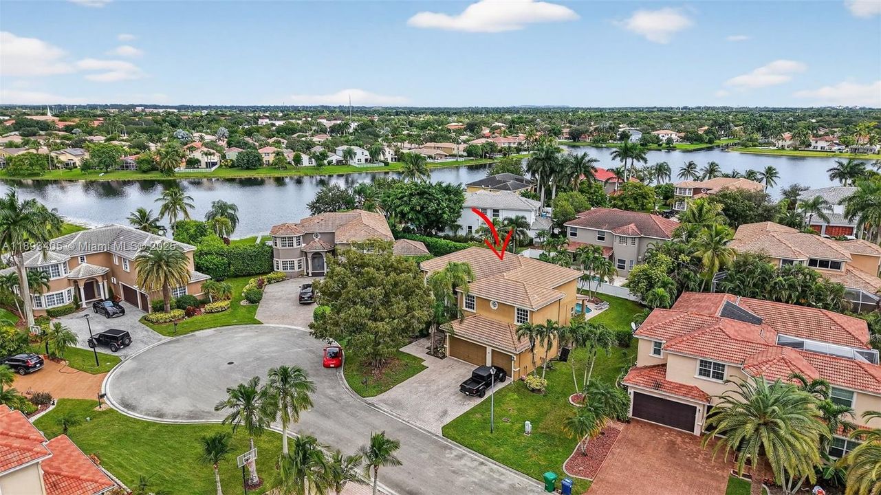 Activo con contrato: $850,000 (5 camas, 3 baños, 3296 Pies cuadrados)