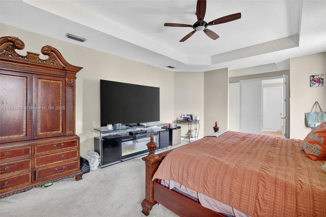 Activo con contrato: $850,000 (5 camas, 3 baños, 3296 Pies cuadrados)