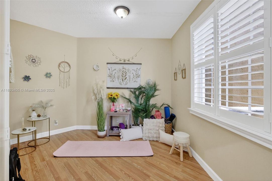 Activo con contrato: $850,000 (5 camas, 3 baños, 3296 Pies cuadrados)