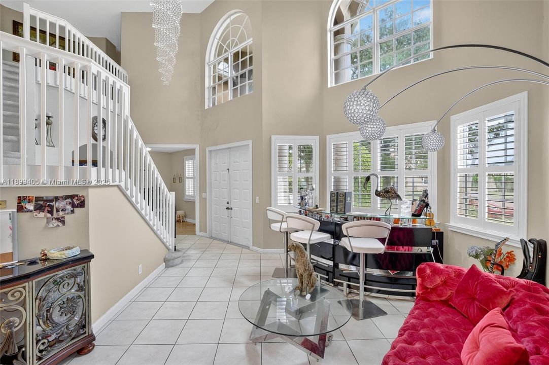 Activo con contrato: $850,000 (5 camas, 3 baños, 3296 Pies cuadrados)