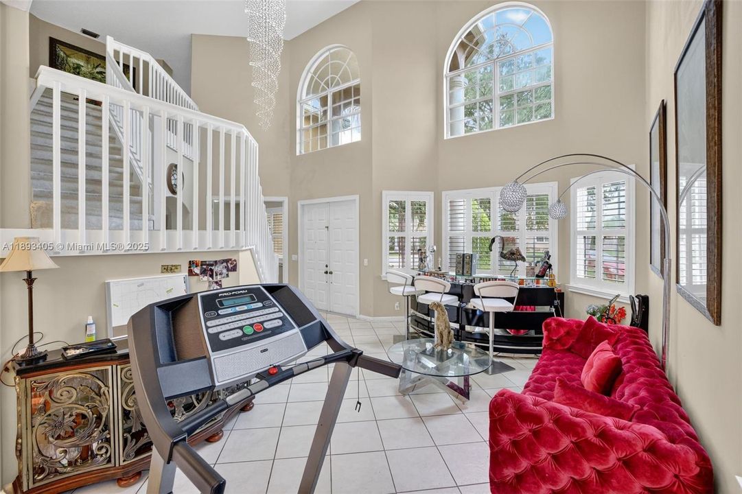 Activo con contrato: $850,000 (5 camas, 3 baños, 3296 Pies cuadrados)