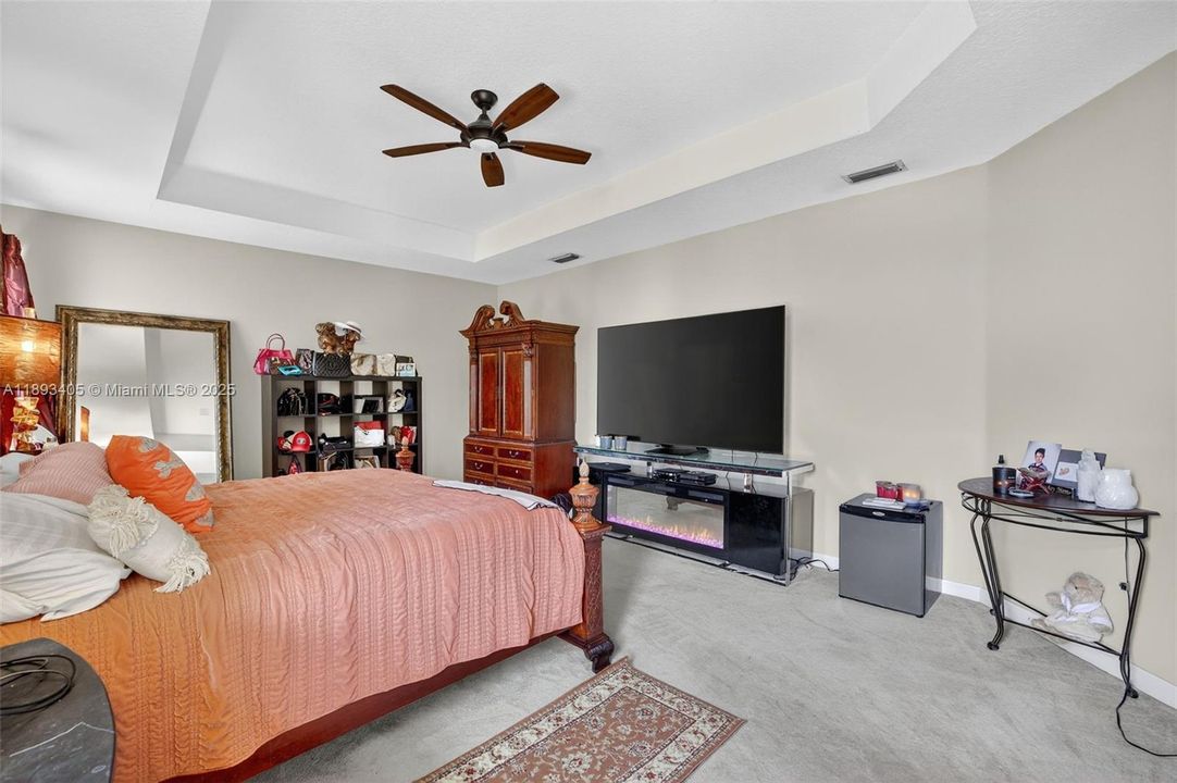 Activo con contrato: $850,000 (5 camas, 3 baños, 3296 Pies cuadrados)