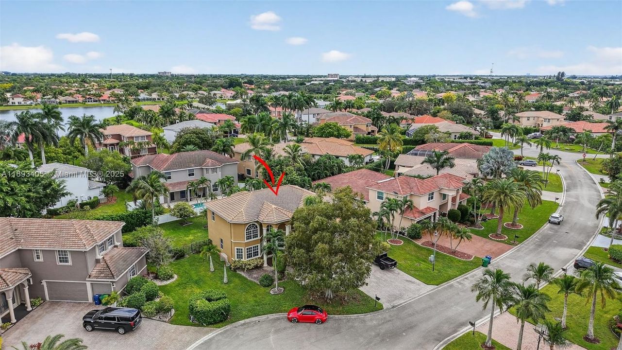 Activo con contrato: $850,000 (5 camas, 3 baños, 3296 Pies cuadrados)