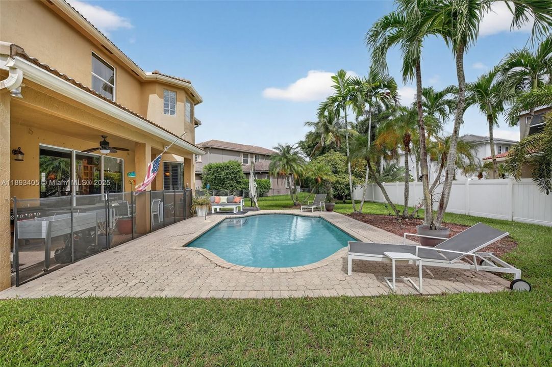 Activo con contrato: $850,000 (5 camas, 3 baños, 3296 Pies cuadrados)