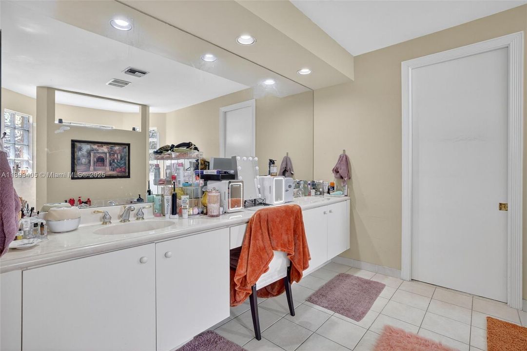 Activo con contrato: $850,000 (5 camas, 3 baños, 3296 Pies cuadrados)