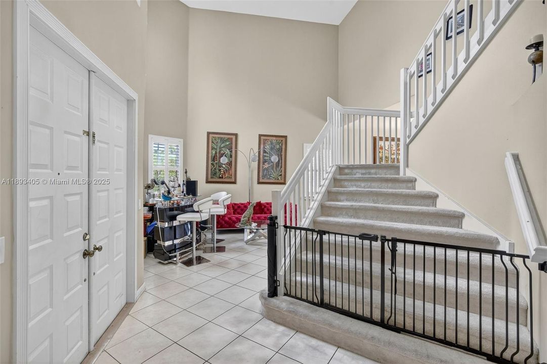 Activo con contrato: $850,000 (5 camas, 3 baños, 3296 Pies cuadrados)