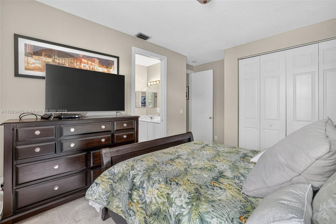 Activo con contrato: $850,000 (5 camas, 3 baños, 3296 Pies cuadrados)