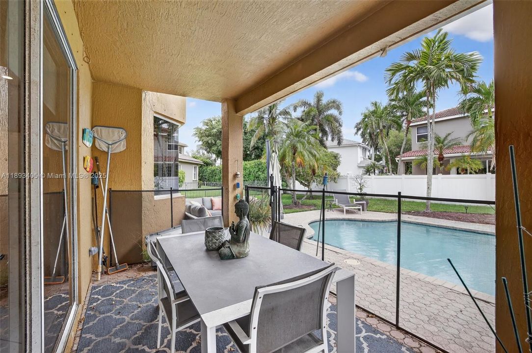 Activo con contrato: $850,000 (5 camas, 3 baños, 3296 Pies cuadrados)