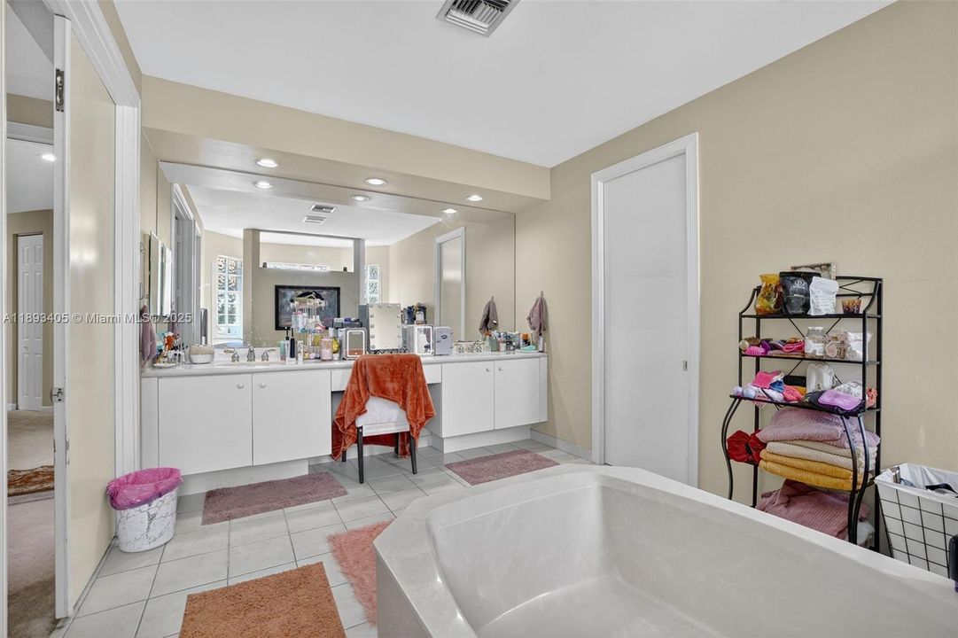 Activo con contrato: $850,000 (5 camas, 3 baños, 3296 Pies cuadrados)