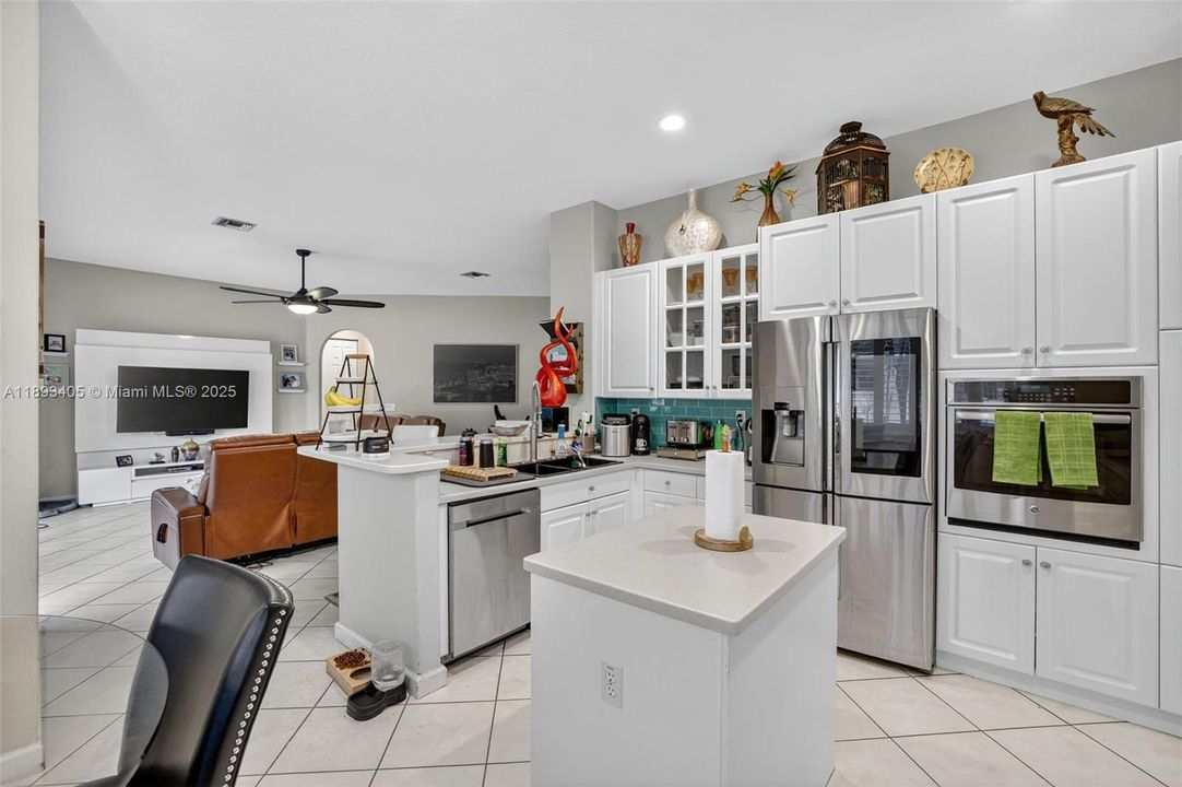 Activo con contrato: $850,000 (5 camas, 3 baños, 3296 Pies cuadrados)