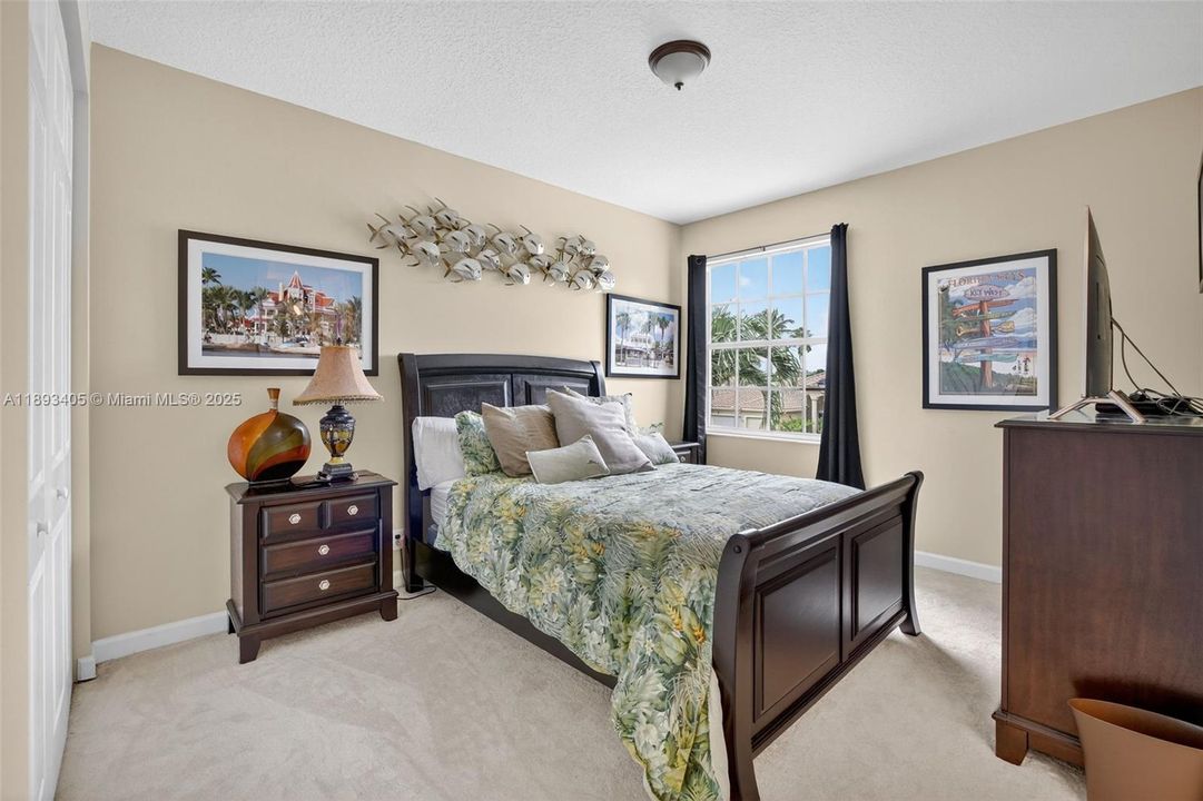 Activo con contrato: $850,000 (5 camas, 3 baños, 3296 Pies cuadrados)