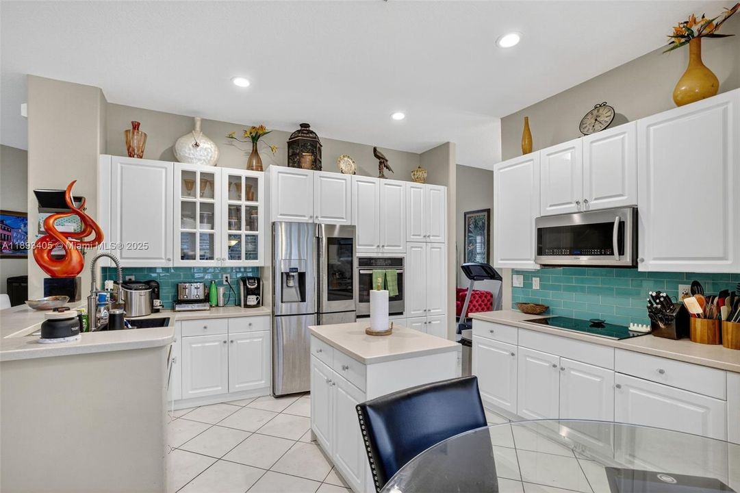 Activo con contrato: $850,000 (5 camas, 3 baños, 3296 Pies cuadrados)