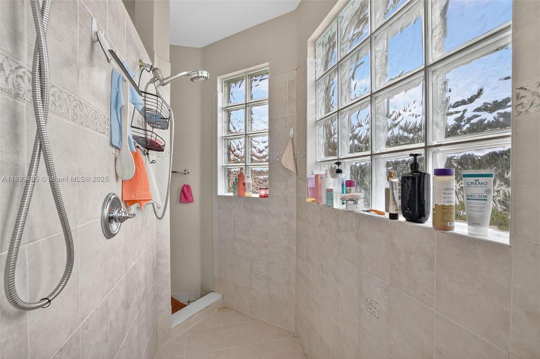 Activo con contrato: $850,000 (5 camas, 3 baños, 3296 Pies cuadrados)