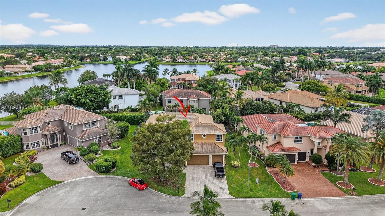 Activo con contrato: $850,000 (5 camas, 3 baños, 3296 Pies cuadrados)