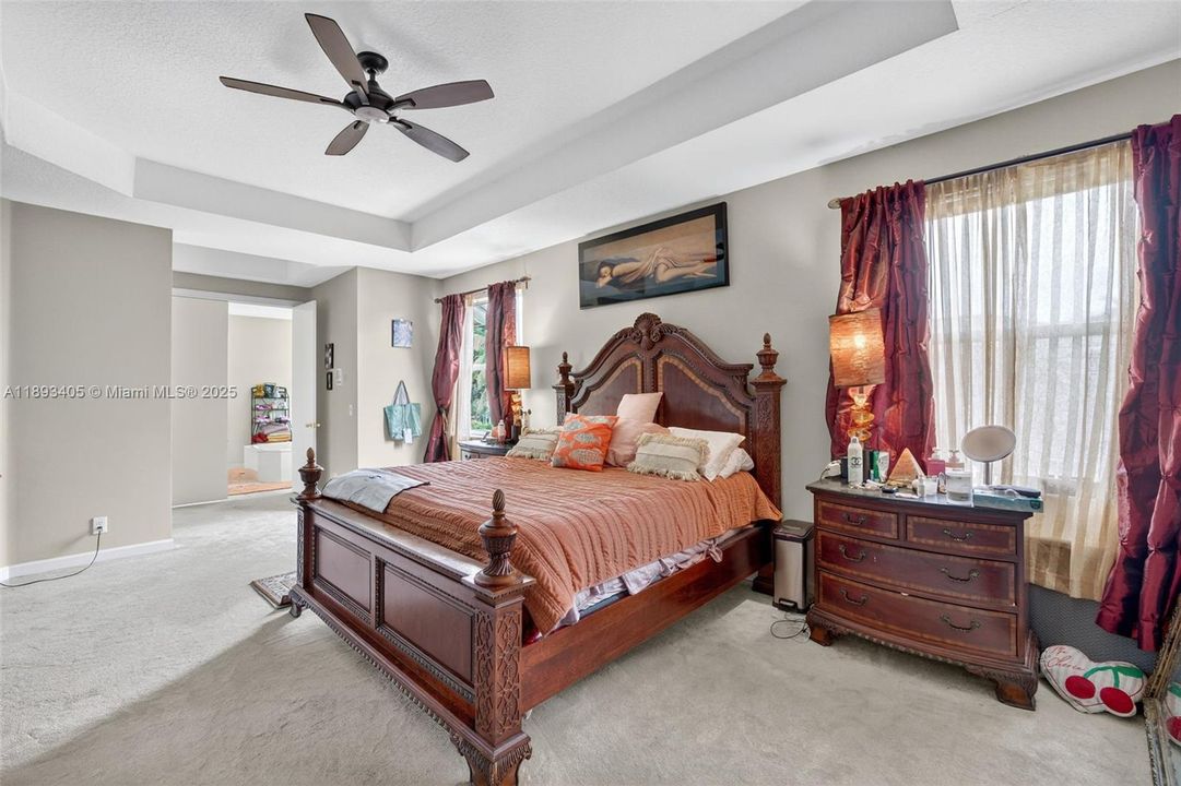 Activo con contrato: $850,000 (5 camas, 3 baños, 3296 Pies cuadrados)