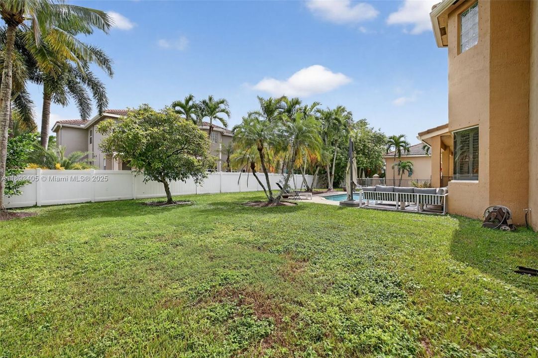 Activo con contrato: $850,000 (5 camas, 3 baños, 3296 Pies cuadrados)