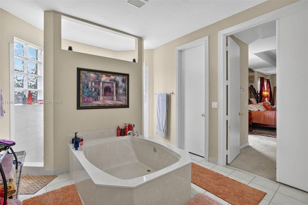 Activo con contrato: $850,000 (5 camas, 3 baños, 3296 Pies cuadrados)