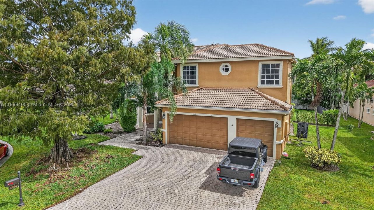 Activo con contrato: $850,000 (5 camas, 3 baños, 3296 Pies cuadrados)