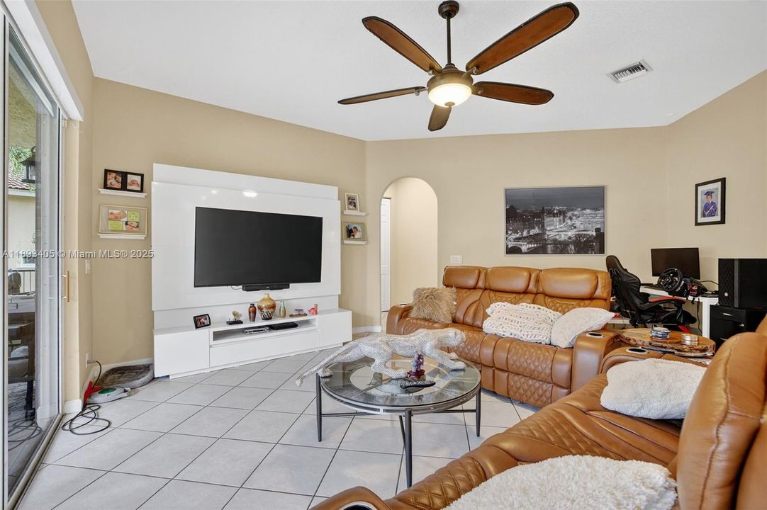 Activo con contrato: $850,000 (5 camas, 3 baños, 3296 Pies cuadrados)