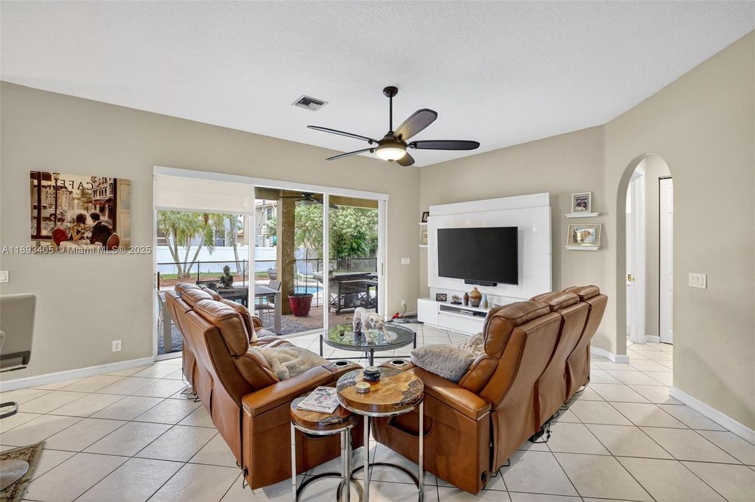 Activo con contrato: $850,000 (5 camas, 3 baños, 3296 Pies cuadrados)