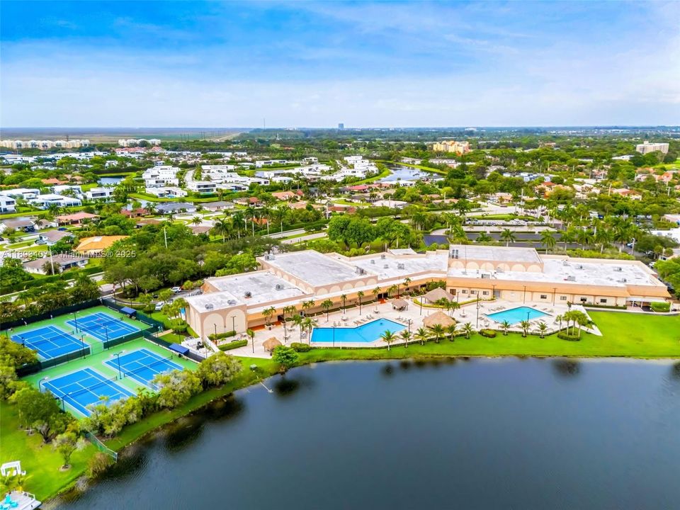 出租: $5,500 (4 贝兹, 2 浴室, 2487 平方英尺)